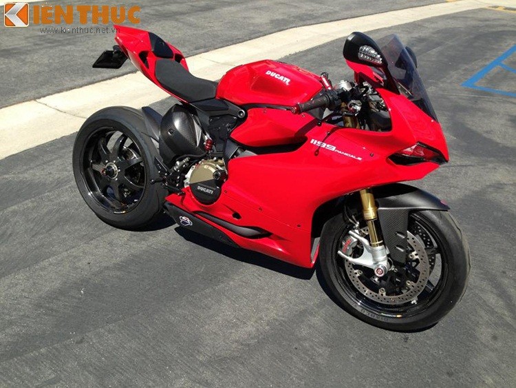  Ducati 1199 Panigale được những tay độ xe nước ngoài khoác lên mình hàng loạt đồ chơi ấn tượng từ các thương hiệu nổi tiếng.